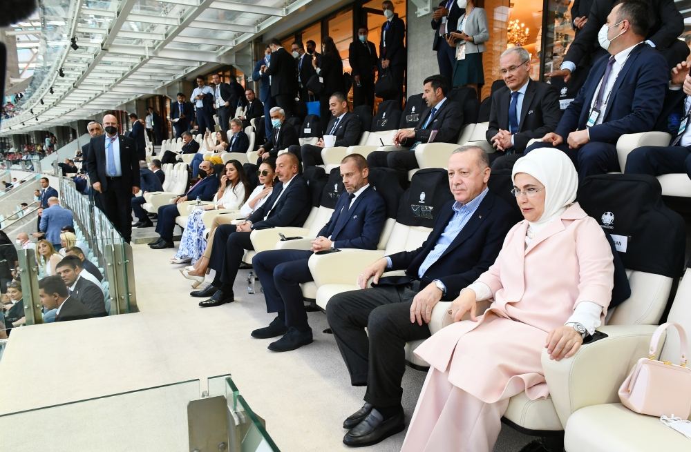 Реджеп Тайип Эрдоган с супругой на матче Турция - Уэльс